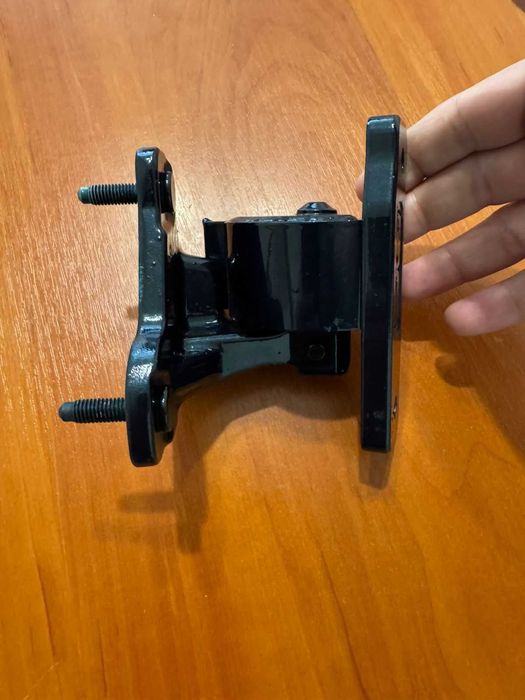 петля передня права дверка мерседес E класс2017 р 213 кузов