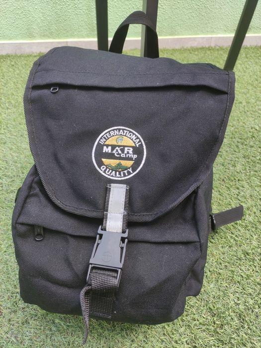 Mochila preta com costas e alças acolchoadas