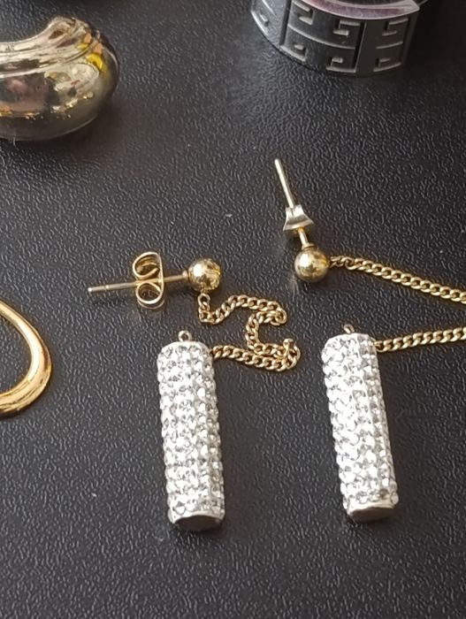 Conjunto de vários anéis e brincos