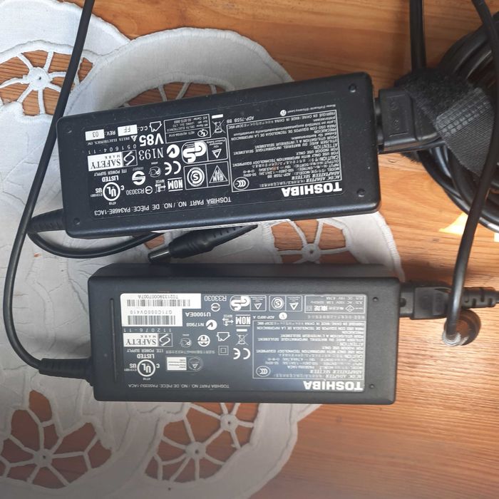 Zasilacze 2 szt. do laptopa TOSHIBA sieciowy i  samochodowy. Nowe.