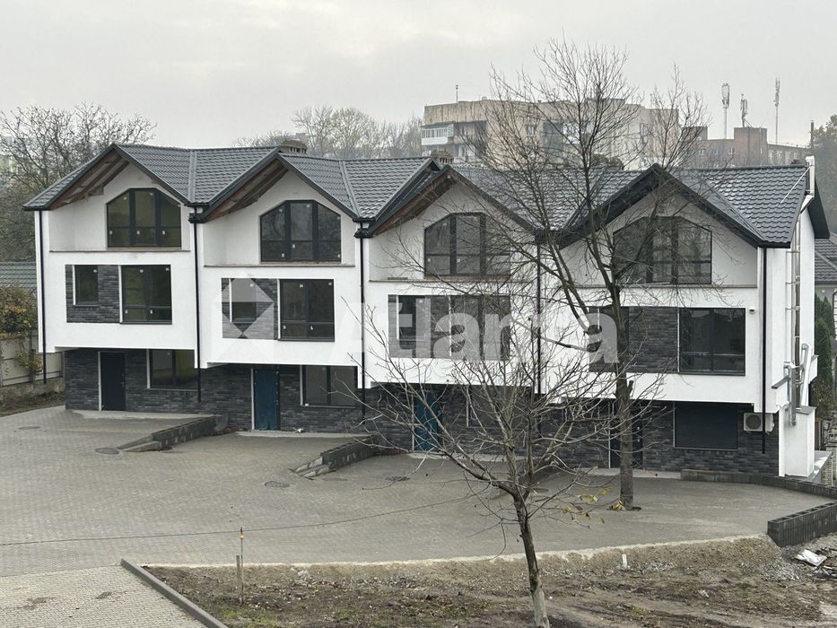 Таунхауси, зданий в ЕКСПЛ.,можна під єОселя