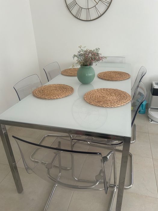 Mesa de vidro e seis cadeiras