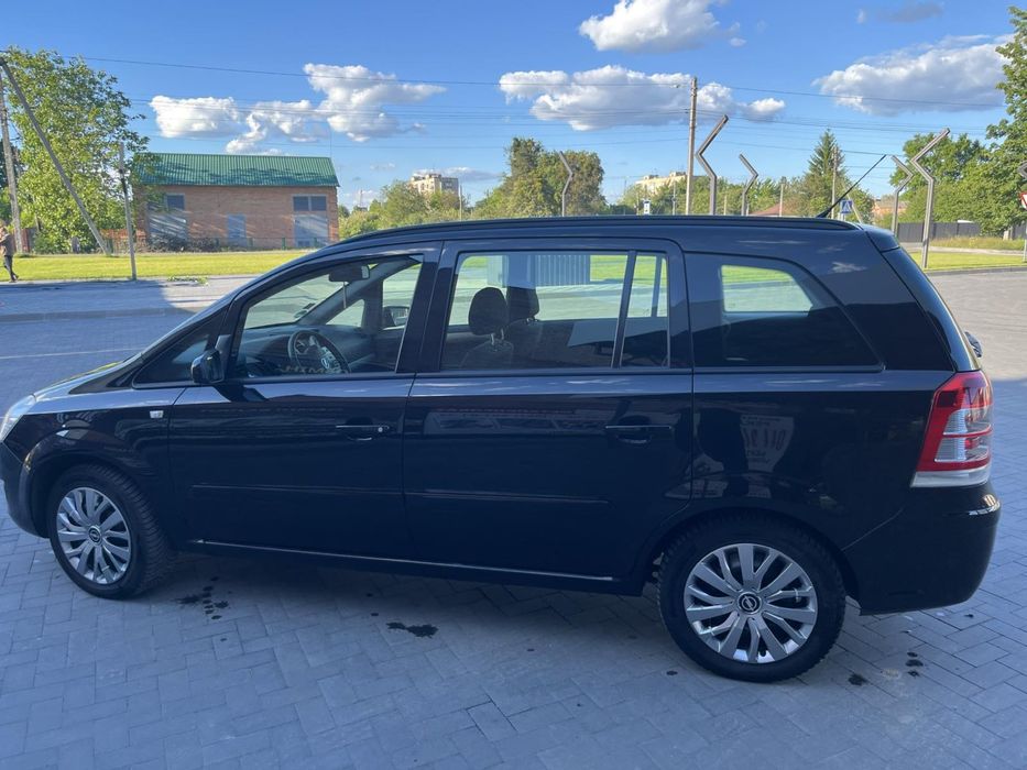Opel Zafira.               .