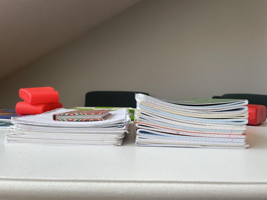 Zestaw papierniczy wyprawka szkolna zeszyty farby wodne akwarelowe