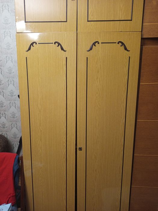 Продам  2  шафи з антресолями терміново