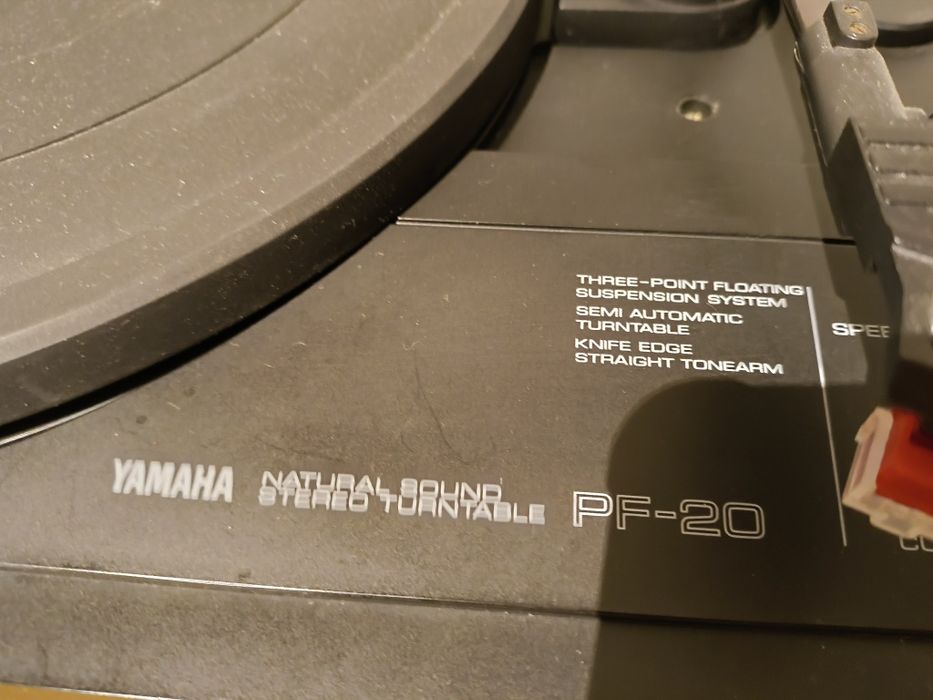 Gira Discos Yamaha PF20