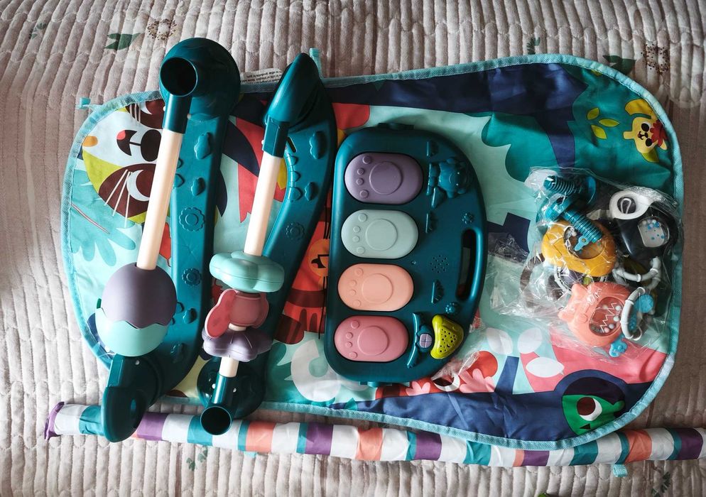 Інтерактивний килимок з брязкальцями для малюків