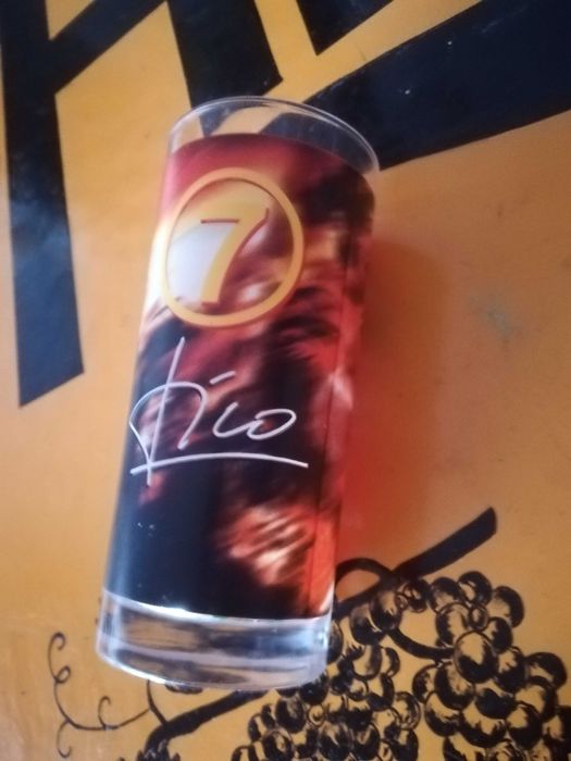 copos de diversas marcas de bebidas