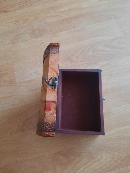 Drewniane pudełko na skarby