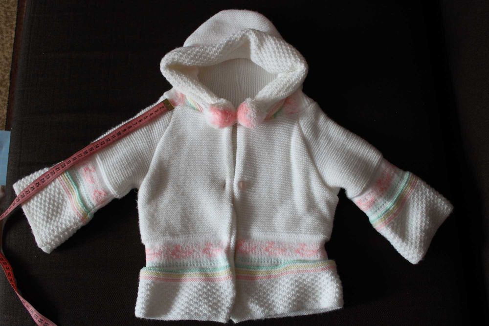 Biały sweterek wizytowy dla dziewczynki