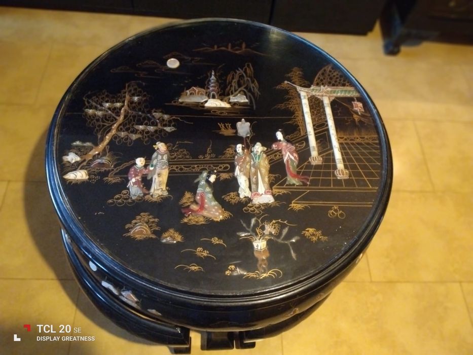Mesa e quatro banquinhos