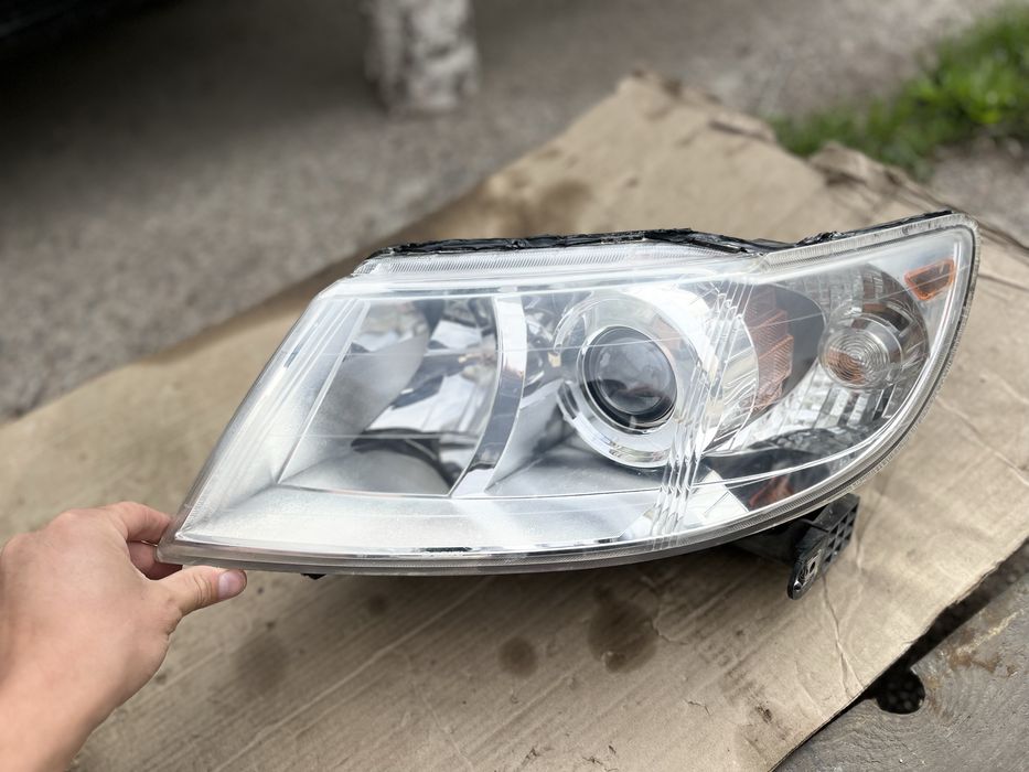 РАЗБОРКА Фари Субару Трибека В10