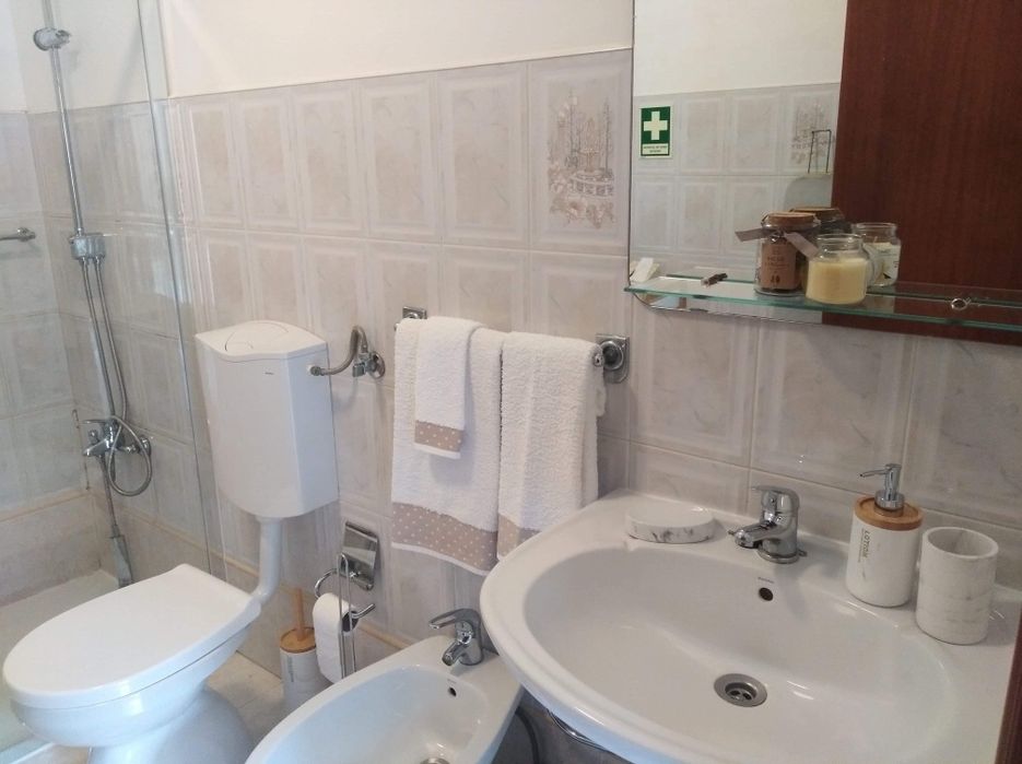 T1 r/c no centro histórico da praia da Nazaré 100m praia com quintal