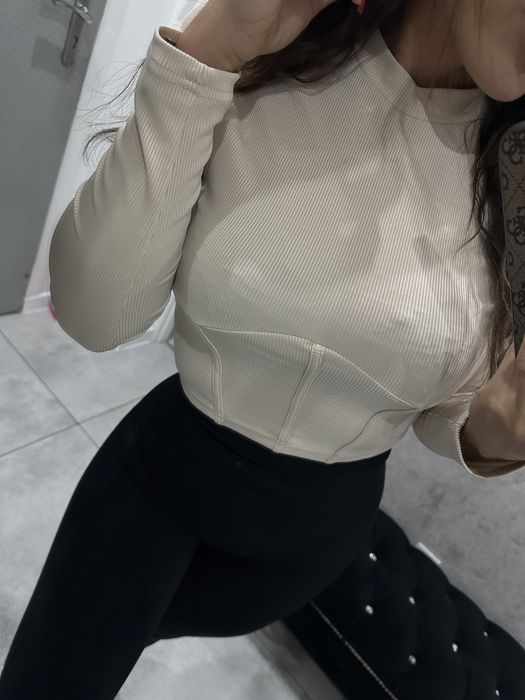 Piękny carmelowy crop na długi rękaw