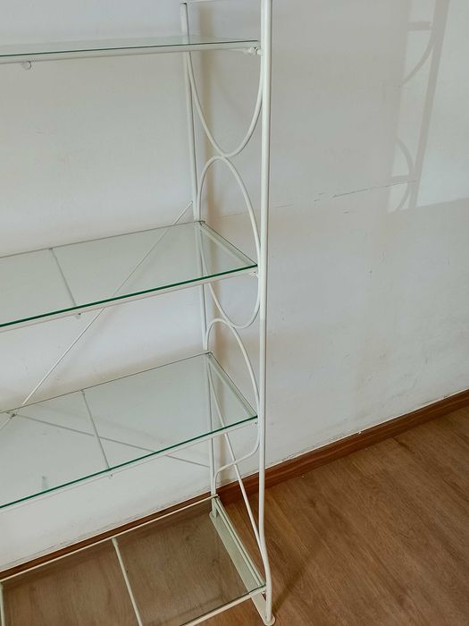Pagamento em dinheiro. Para sala, Estante Ikea, com prateleiras em vidro. Como nova