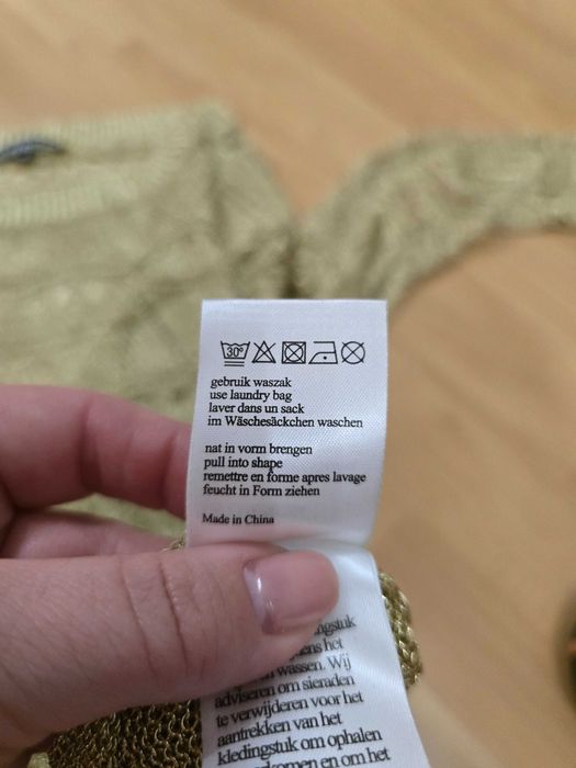 Sweter z złota nitką