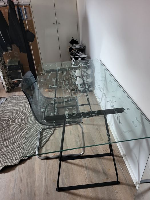 Mesa de vidro com cadeira