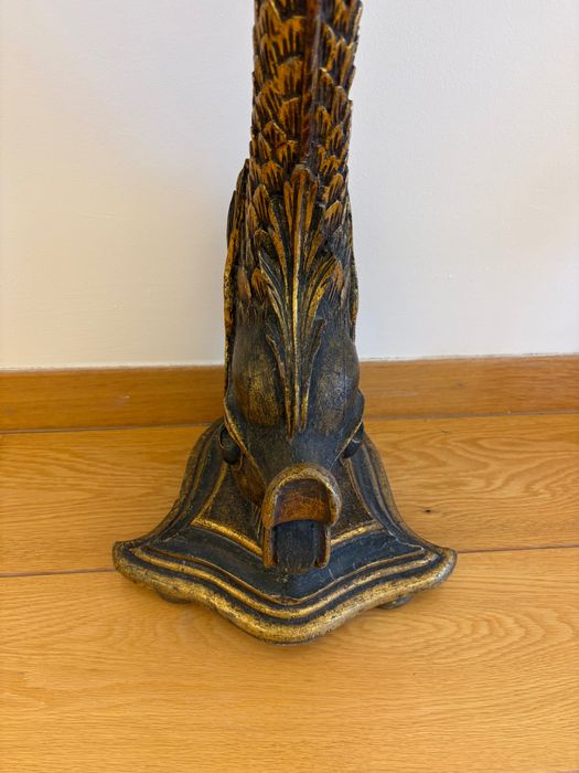 Mesa de apoio antiga, peixe, madeira dourada