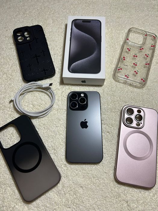 iPhone 15 Pro  + 4 Etui