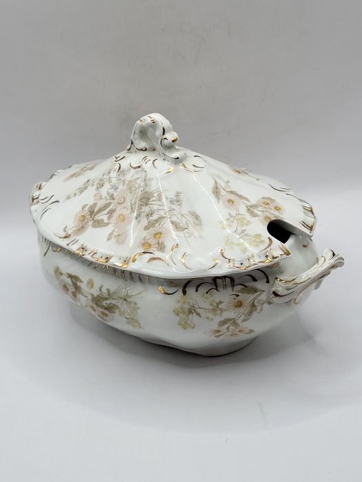 Porcelanowa sosjerka z pokrywką