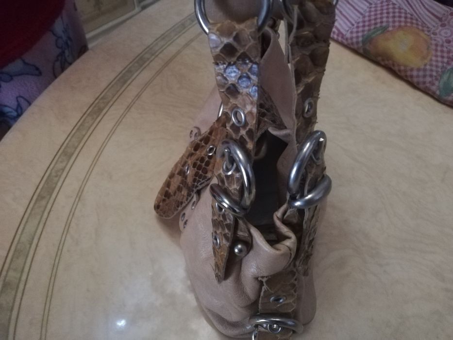 Mala em pele com efeitos de cobra