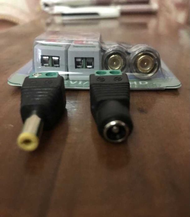 Комплект підключення відеокамери: балун-ресівер та конектори живлення