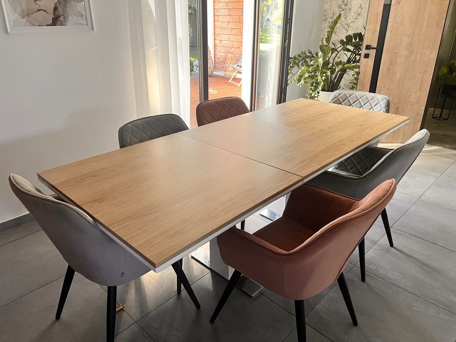 Komplet krzeseł pikowanych ze stołem