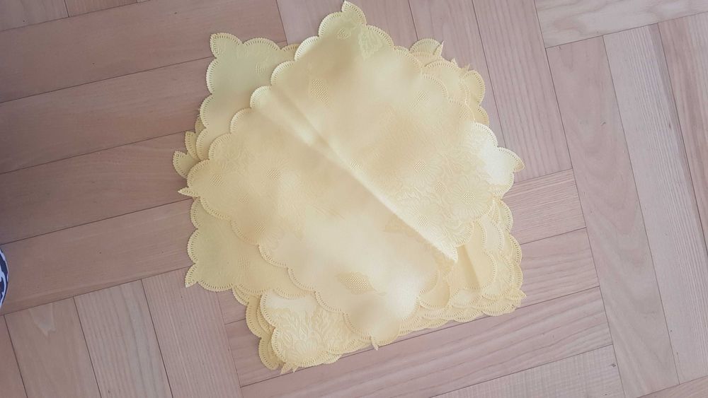 S e r w e t k żółte 26 cm x 26 cm komplet 12 sztuk