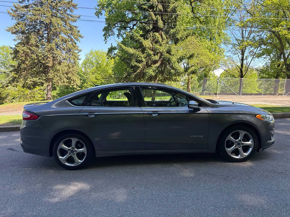 Ford Fusion Titanium Hybrid      2014