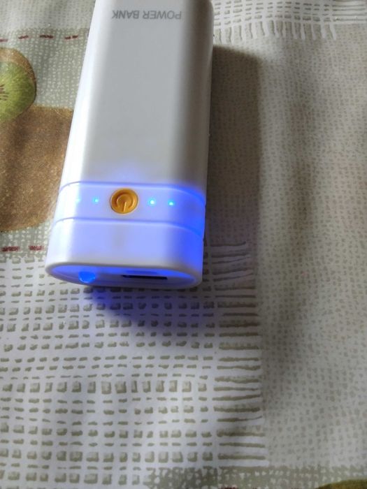 Power bank 4000 mAh z wymiennymi akumulatorami Li-Ion