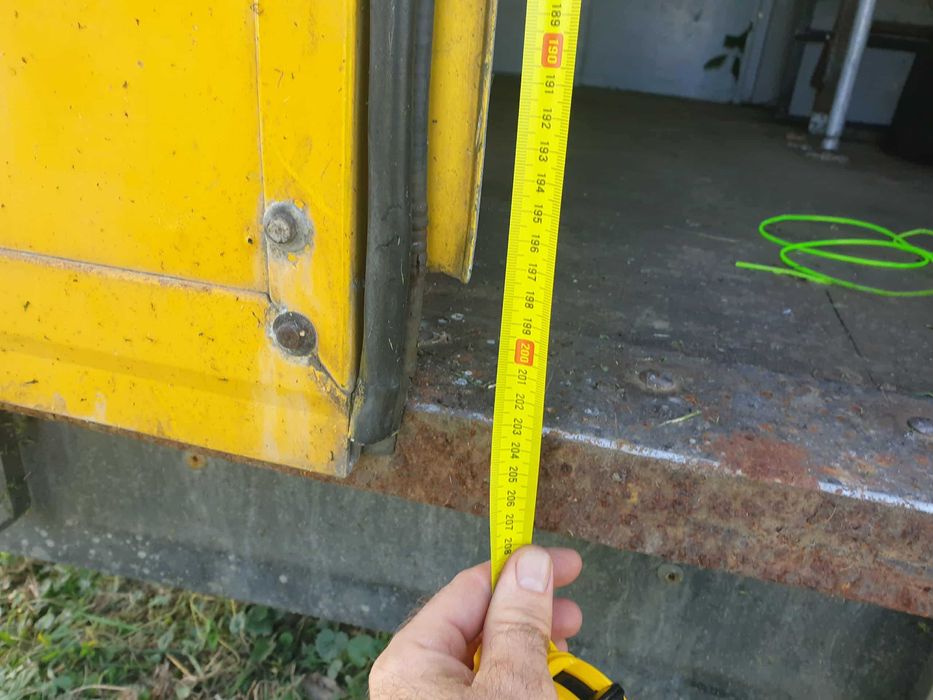 Paka kontener magazyn z półkami trzy drzwi solidna konstrukcja