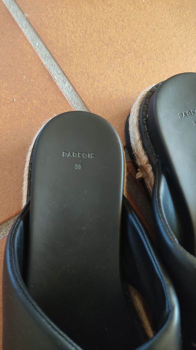 Chinelas pretas Parfois