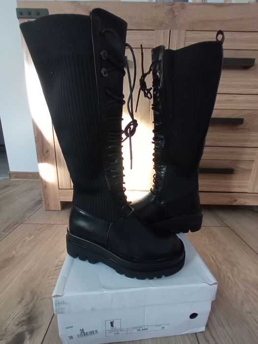 Sznurowane kozaki damskie w rozmiarach 36 i 38.