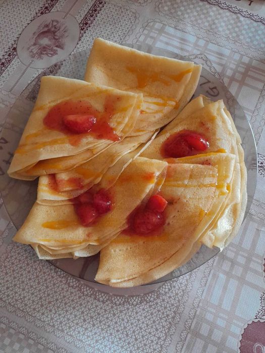 Ciasteczka uszka, serca z cukrem.