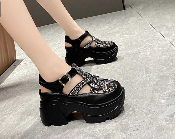 Sandały na platformie