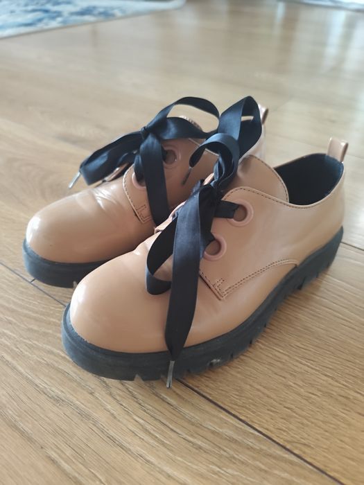 Lakierowane loafersy, buty Reserved