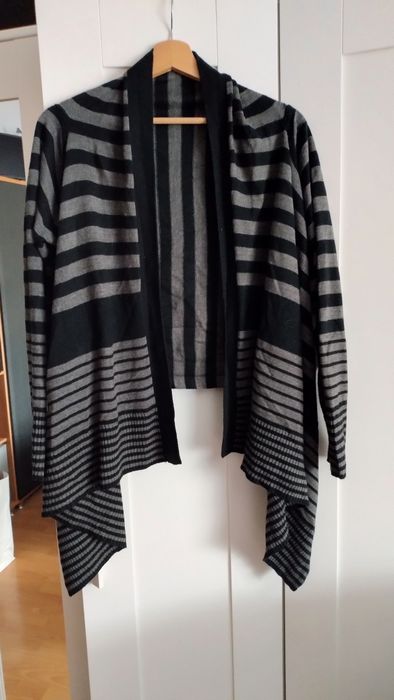 Asymetryczny sweter w paski