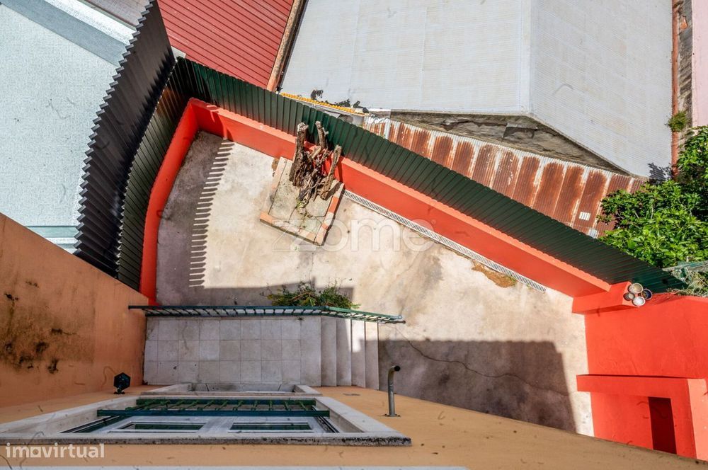 CASA EXCLUSIVA NA RUA DA COSTA (entre as Necessidades e Alcântara)