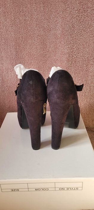 Buty na obcasie  35