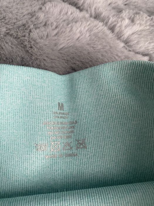 Legginsy sportowe ze szwem podkreślającym pośladki