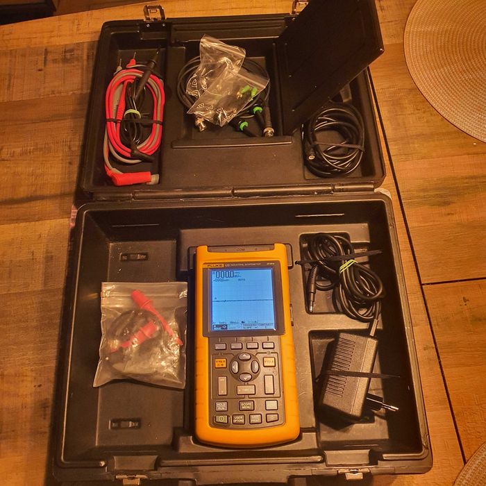 Fluke 123 super stan. Walizka,kable, wtyczki,zasilacz.