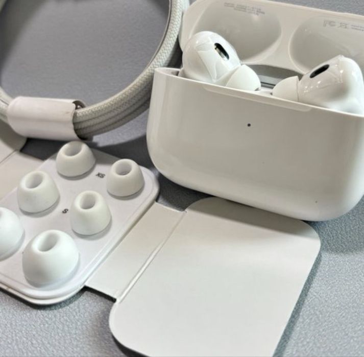 AirPods Pro 2 — бездротові навушники з повним комплектом