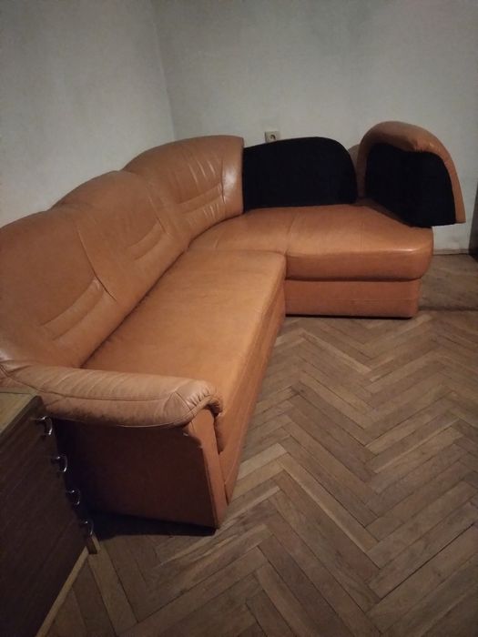 Skorzana sofa rozkladana z funkcją spania.