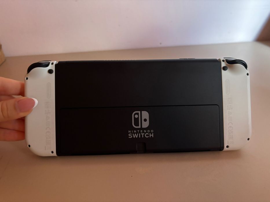 Nintemdo Switch OLDED + Animal Crossing New horizons
