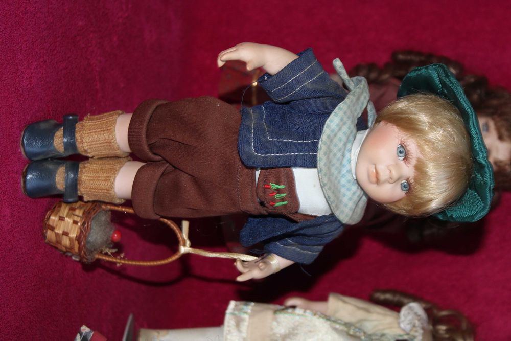 Kolekcjonerska lalka porcelanowa na stojaku"