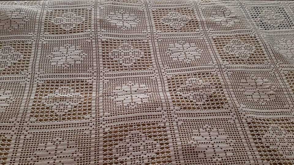 Toalha De Renda em cor beje Nunca Usada (1,80m X 1,10m)