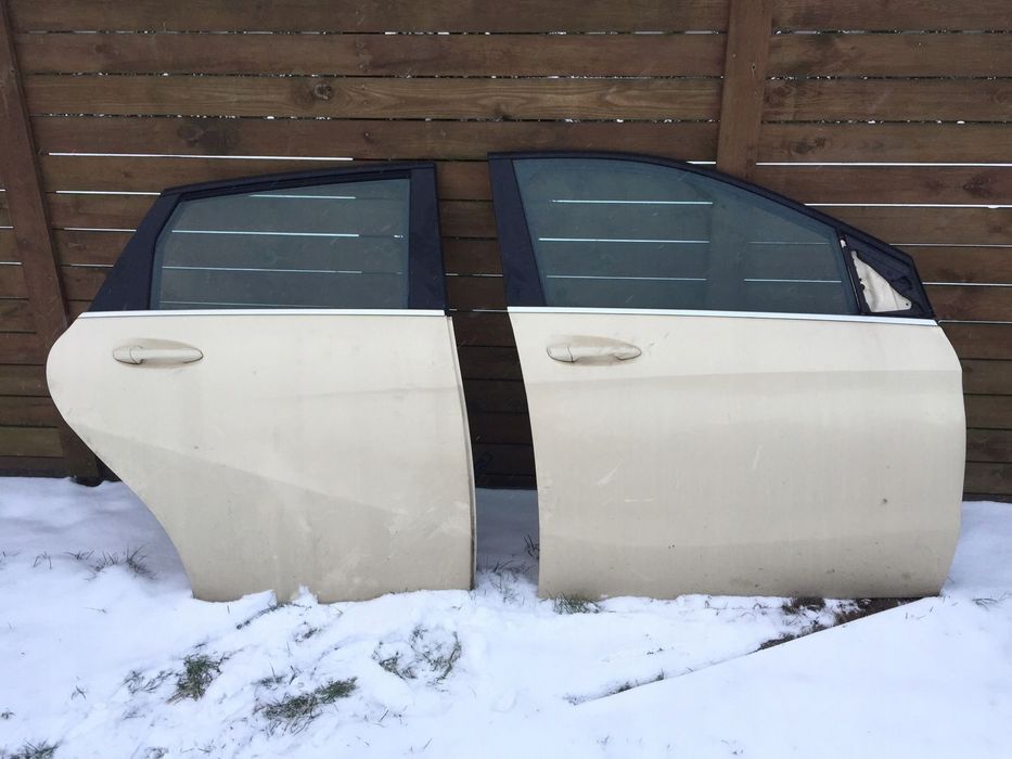 MERCEDES w 246 drzwi przednie prawe kompletne igla