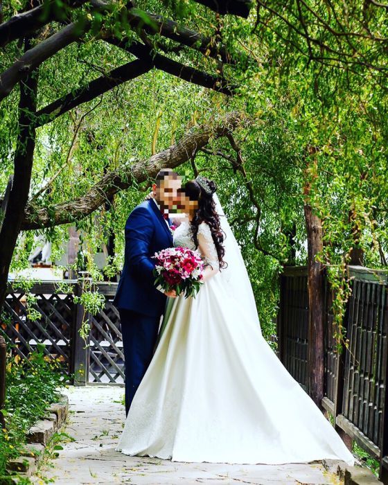 Продам шикарное свадебное платье с шлейфом