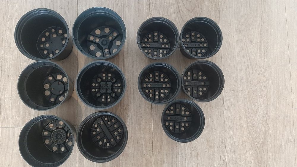 11x doniczka plastikowa czarna