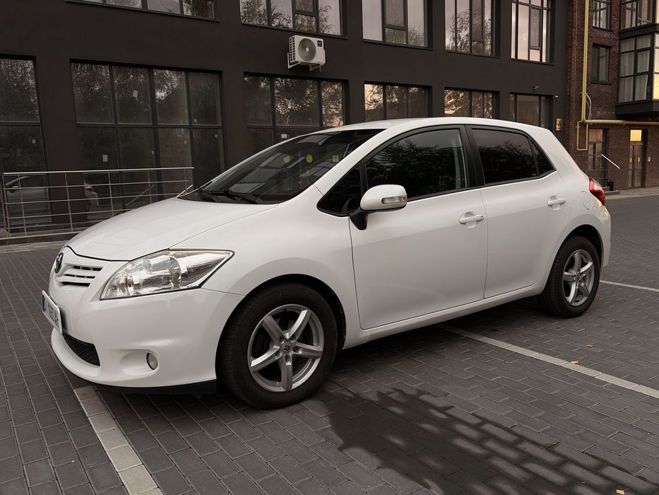 В продажу Toyota Auris 2010 рестайлінг